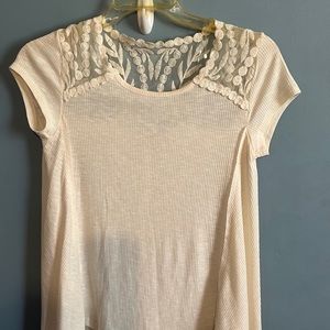 SELLING JOLT TOP FOR WOMEN SIZE M COLOR CREAM VERY GOOD CONDITION